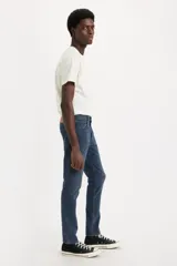 Jean de hombre Levi's modelo 512 Slim Taper, color azul oscuro.