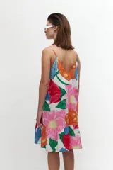 Vestido corto con estampado floral multicolor, breteles finos y escote en V.