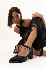 Sandalia de punta cerrada con taco cuadrado y pulsera al tobillo con hebilla ajustable, confeccionada en cuero negro con acabado charol.