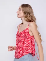 Top lila con estampado floral, de breteles finos y corte crop.