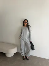 Babucha gris melange de lanilla, con bolsillos laterales y cintura elastizada.