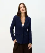 Blazer azul marino de corte entallado y largo medio, confeccionado en punto Roma con viscosa. Presenta cuello con solapa, manga larga, cierre frontal con dos botones y bolsillos con tapa.