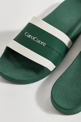 Sandalias tipo ojotas de goma color verde con franjas blancas horizontales y logo de la marca en relieve.