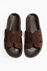 Sandalias marrones con tiras anchas entrecruzadas, punta redondeada y plantilla preformada con acabado suave.