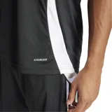 Camiseta de fútbol Adidas Tiro 24 negra con tres tiras blancas en los hombros y logo de Adidas bordado en blanco en el pecho. Confeccionada en tejido transpirable AEROREADY.