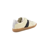 Championes Maison Margiela modelo Replica Round Toe, de color crema y blanco con una distintiva franja lateral negra, puntera de ante y suela de goma marrón.