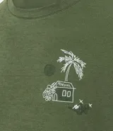 Remera verde militar de algodón texturizado, corte regular, cuello redondo y mangas cortas. Estampa tropical de una casa y palmeras en el pecho.