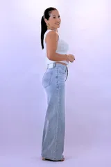 Jean de mujer, tiro alto, color celeste claro con efecto lavado. Corte ancho (wide leg) y pierna recta.
