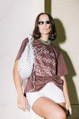 Collar de cuentas esféricas de colores alternados en tonos naranja y turquesa, con diseño corto tipo gargantilla.