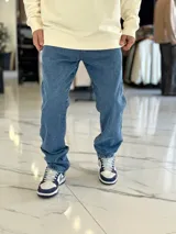 Pantalón de jean gris con lavado ácido, corte holgado de estilo oversize y diseño recto.