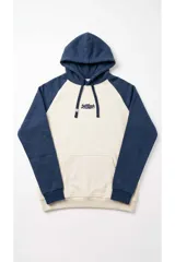 Canguro con capucha color beige y azul marino, con mangas raglán, bolsillo tipo canguro y cordón ajustable en la capucha. Cuenta con un pequeño bordado en el pecho.