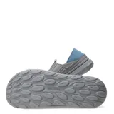 Championes tipo mocasín slip-on Merrell Hut Moc 2, color gris con diseño acolchado tipo matelassé. Presenta talón colapsable, suela de EVA ligera y detalles en azul en la parte posterior.