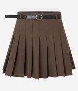 Short pollera de estilo sastre en color negro, con diseño de pliegues estructurados, cintura con trabillas y cinturón ajustable incluido.