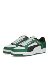 Championes Puma de diseño retro, color blanco con inserciones en verde y negro, cordones blancos y suela de goma.
