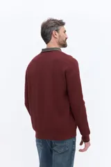 Sweater de cuello redondo con textura de tejido marcado, manga larga y puños acanalados.