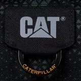 Bolso tipo morral de la marca Caterpillar, con diseño urbano y funcional. Presenta un estampado geométrico en tonos oscuros, compartimento principal con cierre, bolsillo frontal con cremallera, bolsillo trasero con velcro y correa ajustable para el hombro. Incluye logo de la marca en la parte superior y etiqueta lateral.