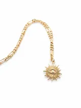 Collar de cadena eslabonada con dije central en forma de sol con un ojo en el centro.