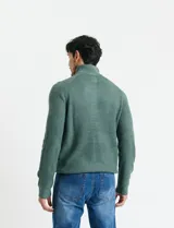 Sweater de punto inglés color verde, con cuello alto y cierre frontal parcial metálico. Diseño de manga larga con puños y ruedo acanalados.