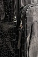 Mochila negra de cuero vegano con textura croco, tamaño mediano, con doble compartimento con cierre y correas ajustables.
