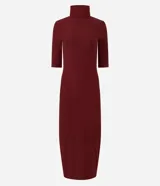 Vestido midi de color marrón, confeccionado en tejido de poliéster con elastano. Presenta un diseño ajustado al cuerpo, cuello alto, mangas 3/4 y una abertura trasera en el bajo para mayor movilidad. Incluye un cinturón fino del mismo tono.