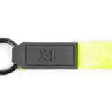 Llavero con mosquetón y argolla metálica en color negro, con tira de tela en color amarillo neón y detalle de placa de goma con logo grabado.