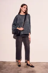 Sweater azul petróleo con lurex plateado, mangas 3/4 acampanadas y corte oversize.