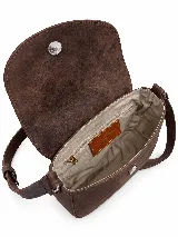 Bandolera compacta de cuero vacuno color gris con efecto gastado, solapa redondeada y correa ajustable.