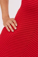 Vestido corto tejido de algodón color rojo con cuello halter y ribete rosado.