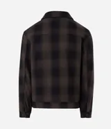 Campera de franela con estampado de cuadros, cuello tipo polo, cierre frontal con cremallera y bolsillos delanteros con solapa y botón. Cuenta con forro interior para mayor calidez.