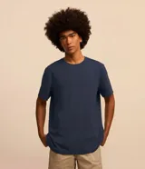 Remera de hombre de corte comfort, confeccionada en algodón con textura acanalada. Presenta cuello redondo y mangas cortas, con un diseño básico y sin estampados.