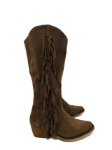 Bota de caña alta confeccionada en cuero gamuzado color marrón, con diseño estilo western que presenta flecos largos laterales y taco cuadrado de madera.