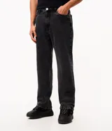 Pantalón de jean corte recto, color azul oscuro, con diseño clásico de cinco bolsillos, cierre frontal con botón y cremallera, y trabillas para cinturón.