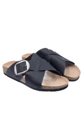 Sandalia de diseño cruzado con hebilla metálica lateral, confeccionada en material sintético con textura y suela de EVA.