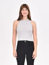 Musculosa gris de corte ajustado, con cuello redondo y sisas amplias.
