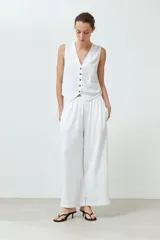 Pantalón blanco de lino, corte wide leg y cintura elastizada.