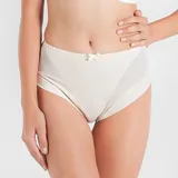 Bombacha faja tiro alto color beige, de alta contención, reforzada en abdomen bajo y con terminaciones sin costuras en las piernas.