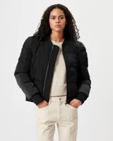 Campera bomber negra con hombros abullonados, acolchada y con ribetes de punto acanalado.