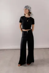 Pantalón wide leg de lino color marrón, de tiro alto con bolsillos traseros y frontales, cierre frontal con botón y bragueta.