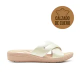Sandalias bajas de cuero color beige con tiras cruzadas y suela de goma.