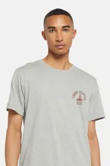 Remera gris de manga corta, con cuello redondo y un estampado frontal pequeño en color bordó que dice "Levi's Coastal Club" alrededor de un faro.