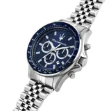 Reloj cronógrafo Maserati Sfida con caja de acero inoxidable y malla de eslabones plateada. Presenta una esfera azul con índices aplicados, ventana de fecha y bisel con escala taquimétrica.