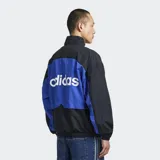 Campera deportiva Adidas Cutline Track Top de corte holgado, con diseño en bloques de color negro y azul, cuello alto y cierre frontal con cremallera. Presenta las icónicas tres tiras de la marca en las mangas y el logotipo bordado en el pecho.