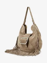 Cartera tipo hobo de cuero color marrón, con diseño de flecos largos en los laterales y la base. Presenta una correa fija para el hombro y un cierre frontal con solapa y hebilla metálica rectangular.