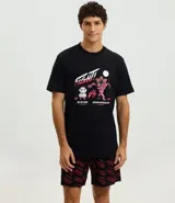 Pijama masculino de algodón compuesto por una remera de manga corta con estampa frontal de Stranger Things y un short con cintura elástica y estampado de la serie.