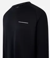 Remera deportiva negra de poliéster con tecnología Dry, cuello redondo, manga larga y estampa lettering en el pecho.
