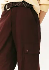 Pantalón cargo color beige de corte recto, con bolsillos laterales con solapa y bolsillos traseros.