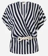 Blusa de viscolino a rayas verticales azul marino y blanco, con escote en V cruzado, mangas cortas y cinturón de cuerda en la cintura.