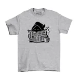 Remera gris jaspeado con estampa frontal en color negro que muestra a un personaje encapuchado leyendo un periódico con el texto Everything Sucks Today y una taza de café humeante.