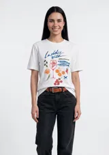 Remera blanca de manga corta con cuello redondo y estampado frontal tipo cuadro con texto decorativo en azul.