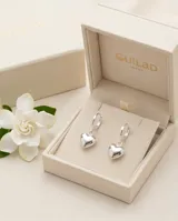 Aros de plata 925 con diseño de argolla pequeña y dije colgante en forma de corazón liso.